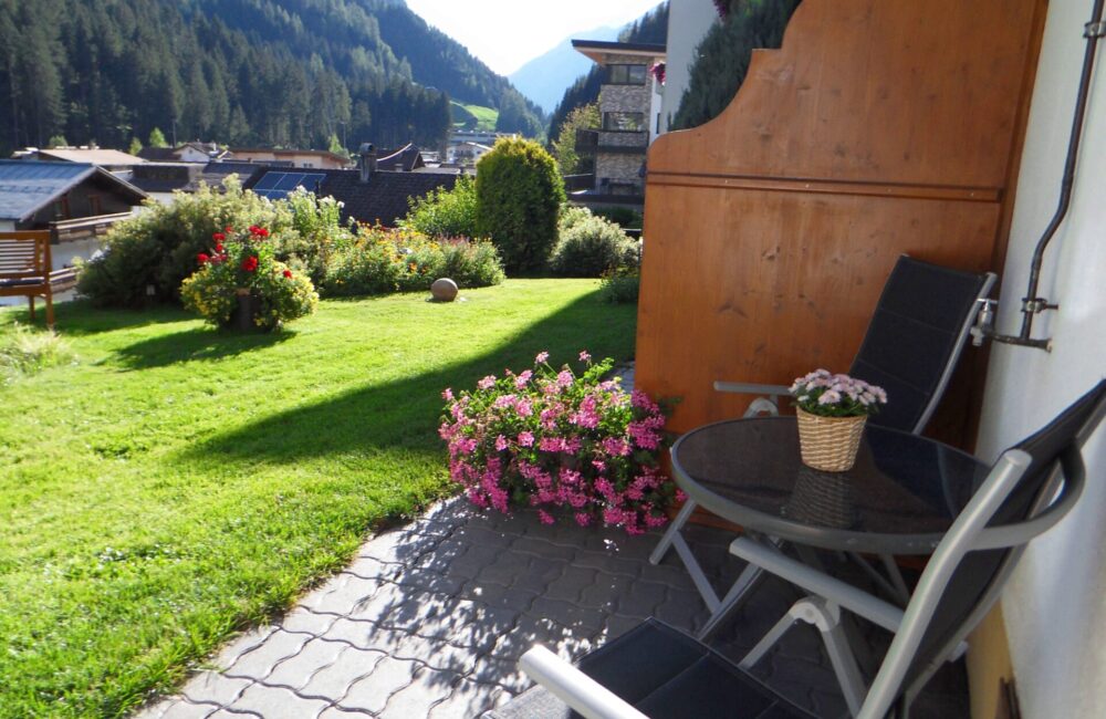 Gartenbereich-Ferienwohnungen-Kappl-Ischgl