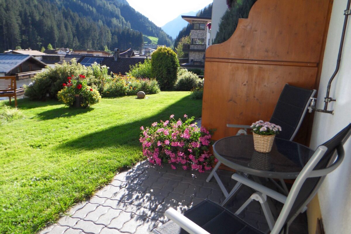 Gartenbereich-Ferienwohnungen-Kappl-Ischgl
