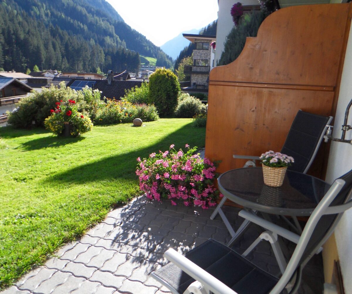 Gartenbereich-Ferienwohnungen-Kappl-Ischgl