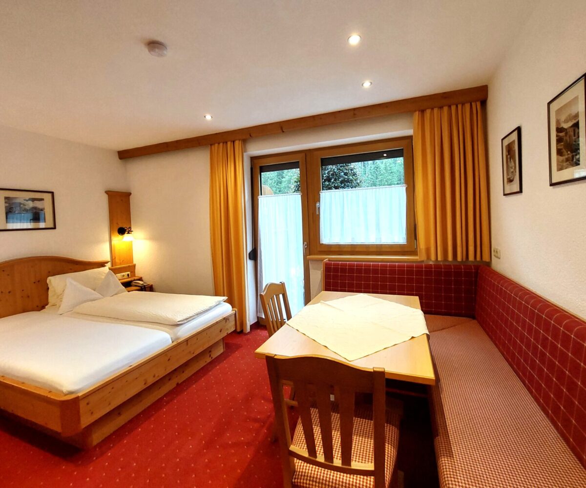 Wohnschlafzimmer Ferienwohnung Kappl
